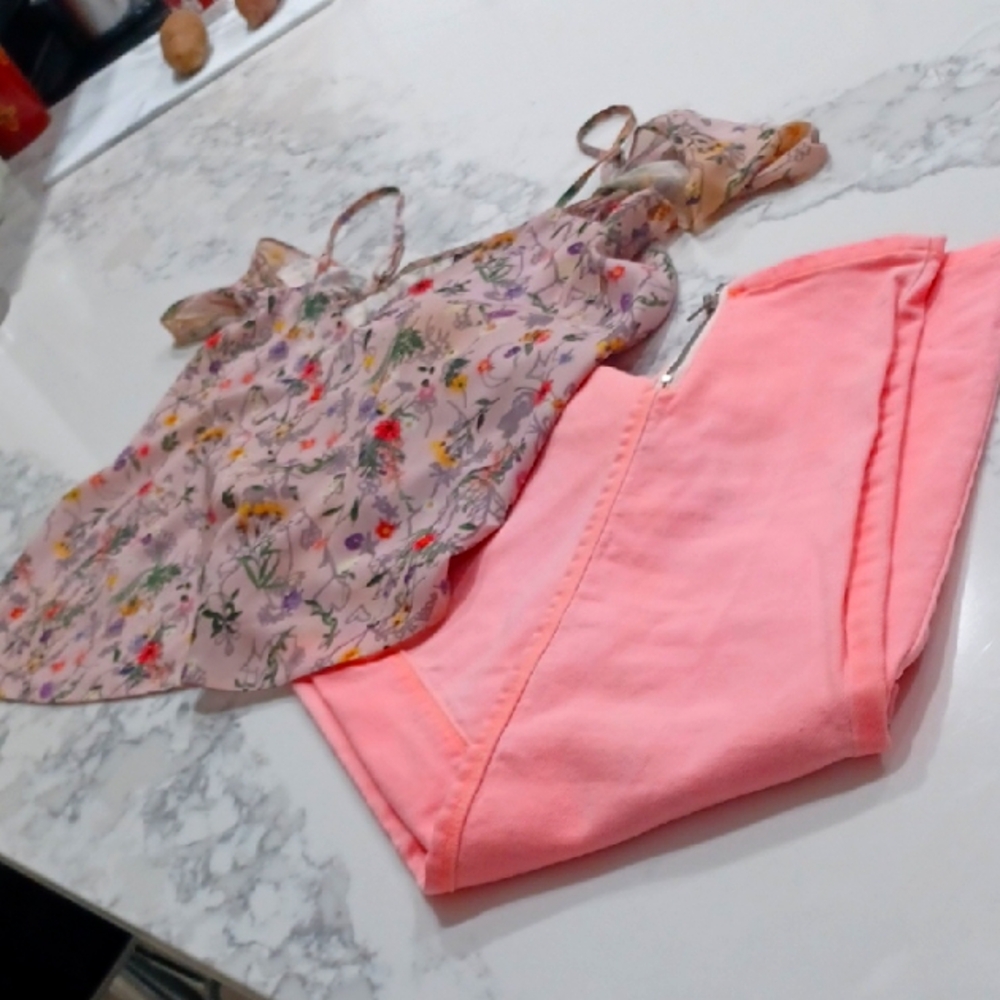 HOT PINK 'LEVIES' JEANS WITH 'TOP SHOP' COLD SHOULDER SLEEVES TOP